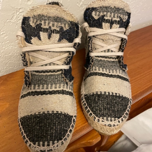 Chanel Interlocking CC Logo Espadrilles - Picture 5 of 5